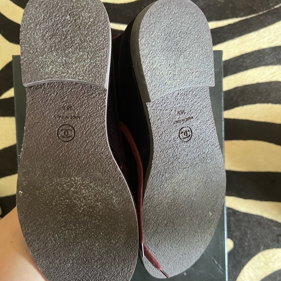 Authentic Chanel Interlocking CC Logo Velvet Lace-Up Boots in Burgundy. - Picture 6 of 6